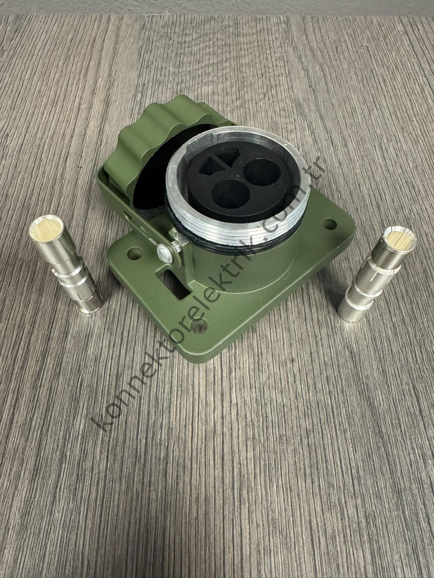 Q&S 151212 2 Pin 24V 168A VG96917 Metal Kasa Panel Tipi Dişi Askeri Konnektör